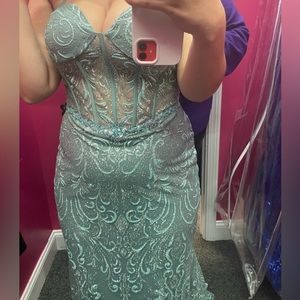I AM SELLING MY PROM DRESS 💚